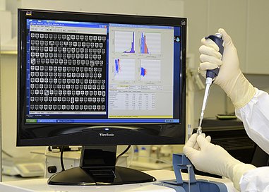 FlowCAM_Imaging_Particle_Analysis_reveals_and_differentiates_individual_particles,_droplets,_bubbles_lo-res